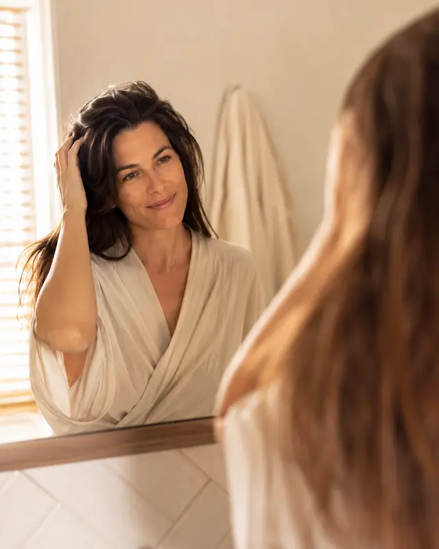 mulher satisfeita com cabelo saudável